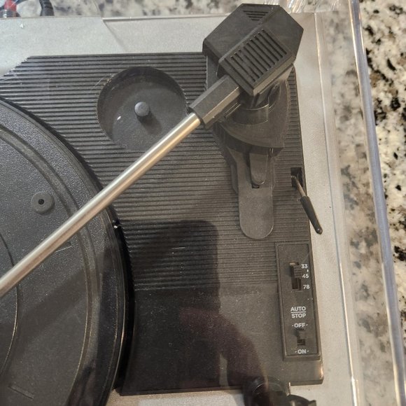 Altec Lansing ALT-500 Classic Turn Bluetooth Turntable with Built-in Stereo Spea - Picture 4 of 5